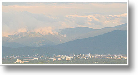 Sonneruntergang am Kaiserstuhl, Blick zum Schwarzwald hinter Freiburg.