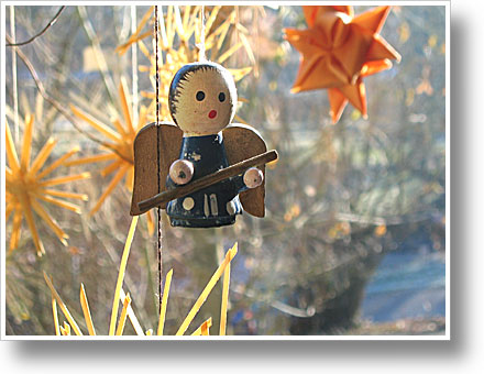 Weihnachtsengel an Omas Fenster