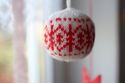 Jule-Kuler: Gestrickte Weihnachtskugeln