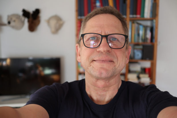 Auch für ein Selfie taugt die Kombination hohe Lichtstärke und leichtes Weitwinkel.