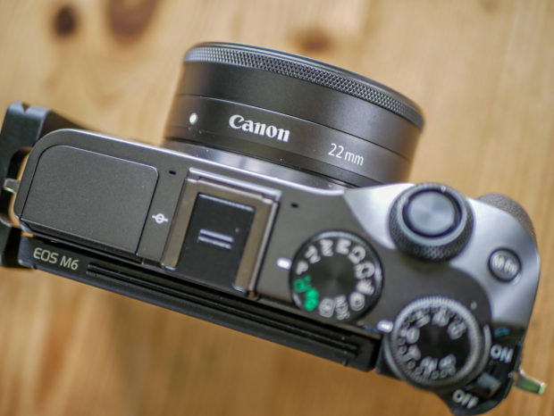 Mit dem Pancake 22mm bleibt die EOS M kompakt.