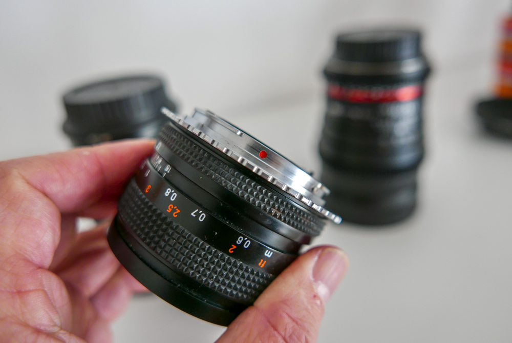 Die einfachsten Objektiv-Adapter sind billig zu haben, auch für exotischere Verbindungen. Hier Contax - Canon EF.