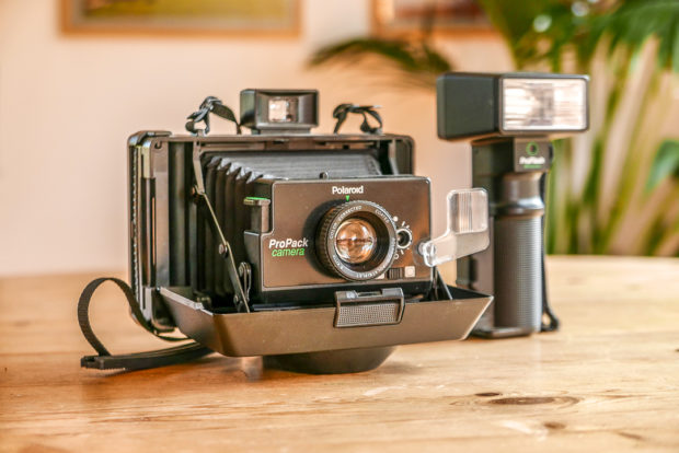 Manche Sofortbildkameras waren Teil der Fotoausrüstung für professionellen Einsatz geeignet und machen Fotografen heute noch Freude.