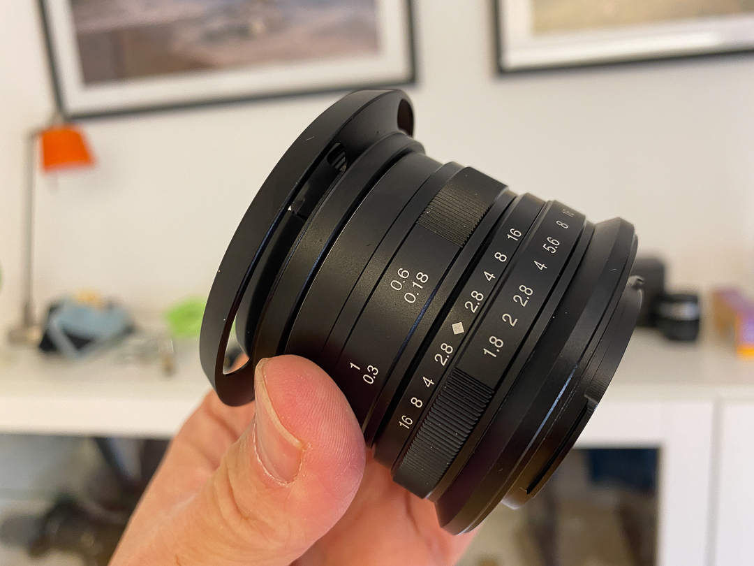 7Artisans 25mm F1.8: Manueller Fokus und Anschluss für APS-C Kameras wie die EOS M.