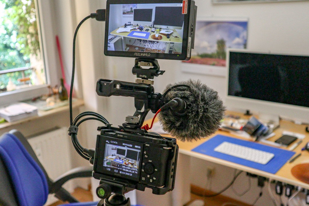 Auch kleine Kameras wie die Sony ZV E10 profitieren von einem Rig. 