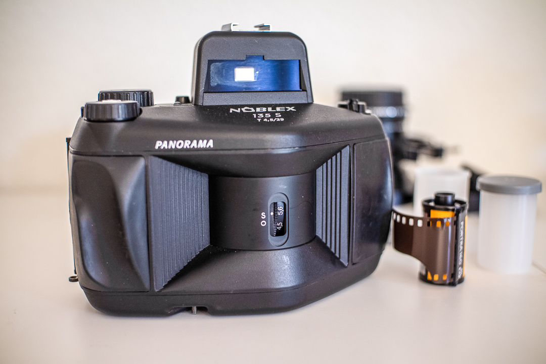 Panoramakamera mit rotierendem Objektiv und einem Aufnahmeformat von 24 x 65 mm von Noblex.