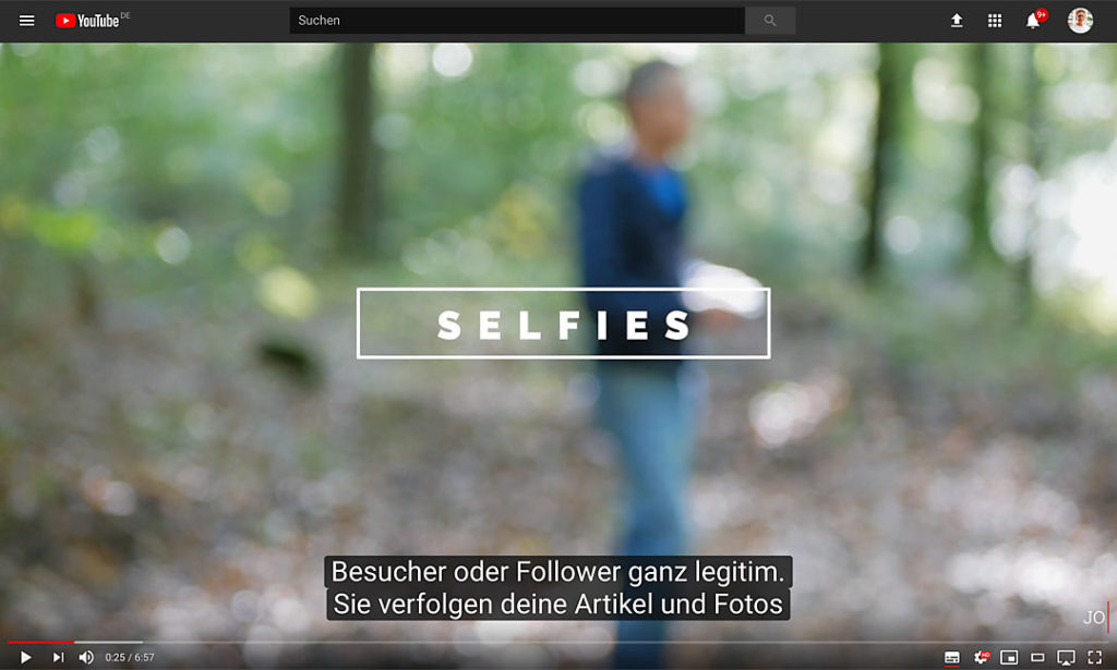Wenn der Text aus dem 'Off' kommt merken viele Zuschauer bei Stummschaltung nicht einmal, dass ihnen etwas entgeht.